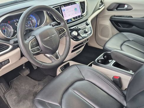 Used 2023 Chrysler Pacifica Touring-L FWD image 10