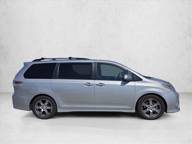 Used 2017 Toyota Sienna SE Premium FWD image 4