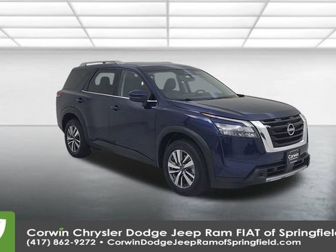 Used 2025 Nissan Pathfinder SL image 3