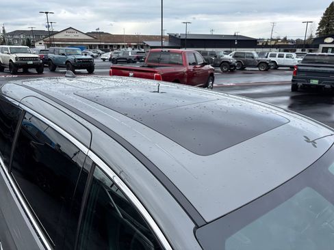 Used 2025 Chrysler Pacifica Select image 29