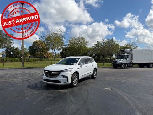 Used 2023 Buick Enclave Essence image 2