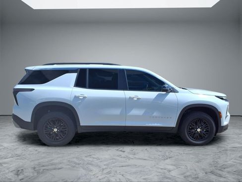 Used 2026 Chevrolet Traverse LT FWD image 8