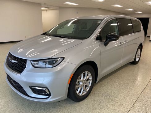 Used 2024 Chrysler Pacifica Touring-L FWD image 3