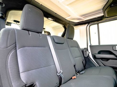 Used 2018 Jeep Wrangler Unlimited Sahara w/ Cold Weather Group AWD/4WD image 41