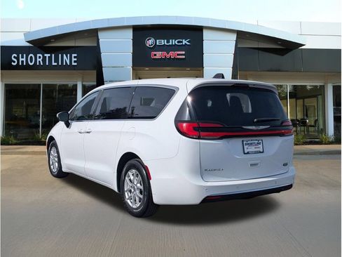 Used 2023 Chrysler Pacifica Touring-L FWD image 5