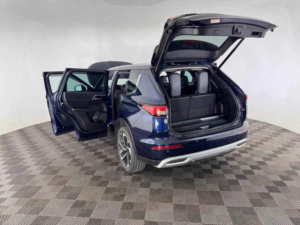 Used 2023 Mitsubishi Outlander SE AWD/4WD image 15