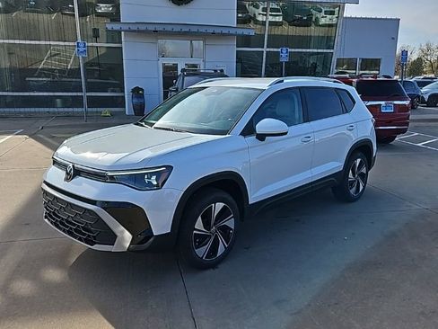 New 2026 Volkswagen Taos SE AWD/4WD image 1
