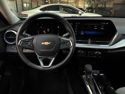 Used 2025 Chevrolet Trax LT w/ LT Convenience Package FWD image 13