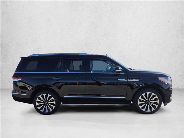 Used 2022 Lincoln Navigator Reserve AWD/4WD image 4