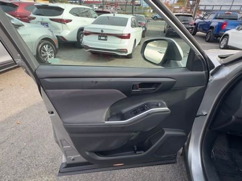 Used 2024 Toyota Highlander LE image 9