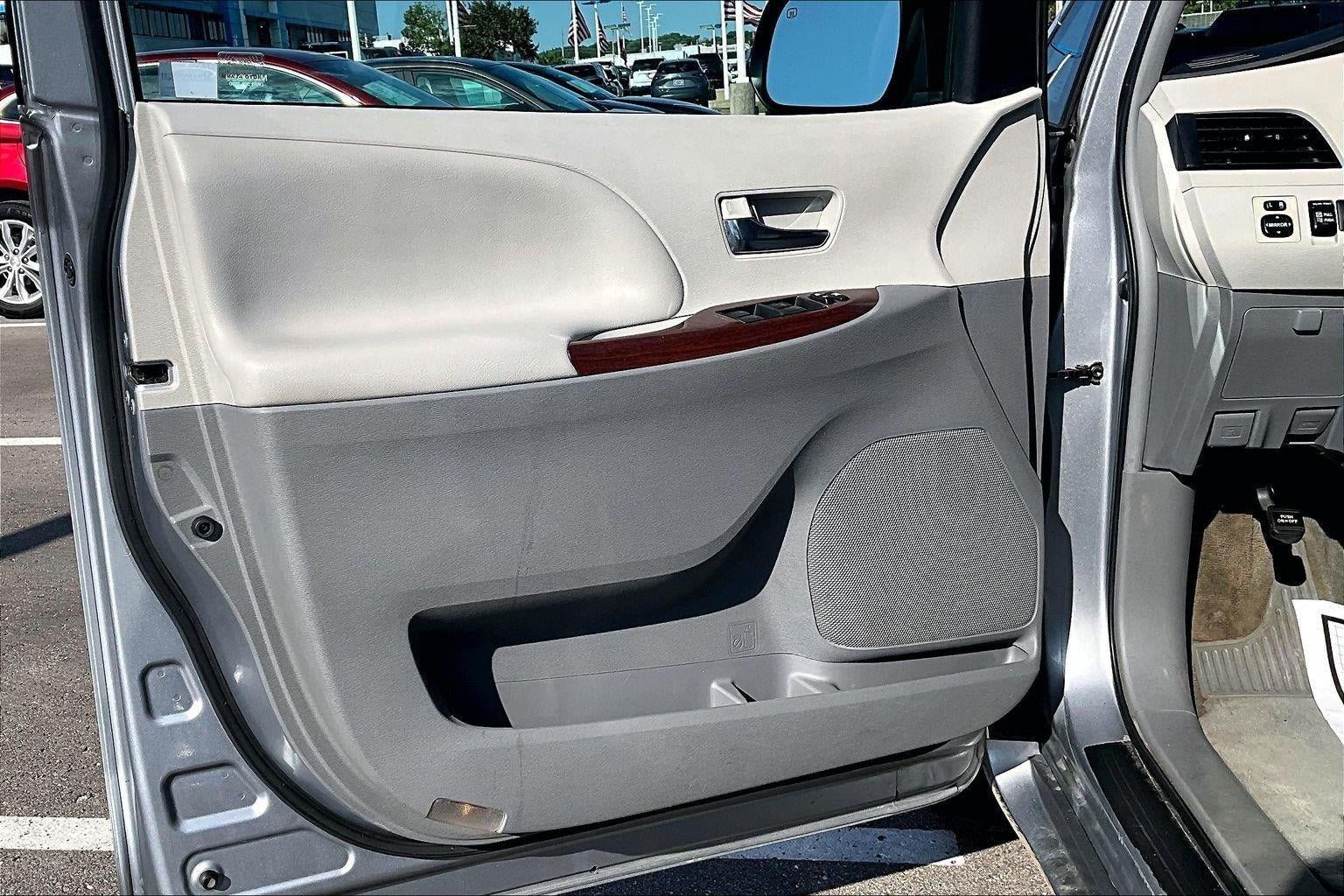 Used 2012 Toyota Sienna XLE w/ Entertainment Pkg AWD/4WD image 23