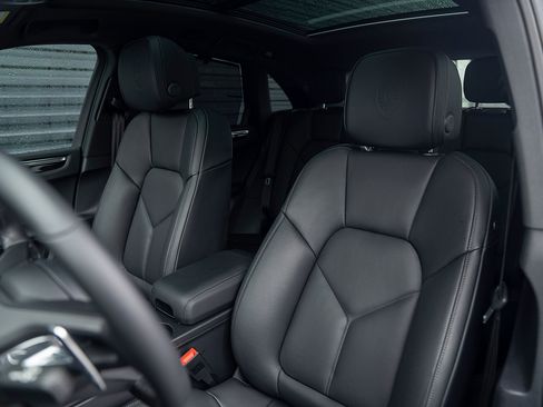 Certified 2026 Porsche Macan AWD/4WD image 5