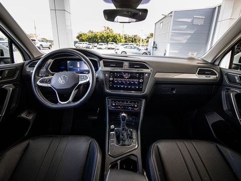 Used 2022 Volkswagen Tiguan SE w/ Panoramic Sunroof Package image 28