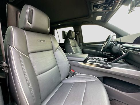 Used 2025 Cadillac Escalade Sport w/ LPO, Floor Liner Package AWD/4WD image 32