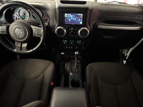Used 2015 Jeep Wrangler Unlimited Sahara w/ Connectivity Group AWD/4WD image 19