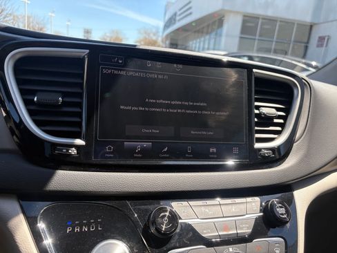 Used 2023 Chrysler Pacifica Touring-L FWD image 22