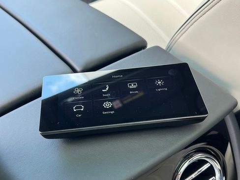 Used 2025 Bentley Bentayga AWD/4WD image 18