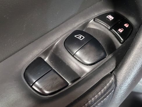 Used 2018 Nissan Rogue SV w/ Premium Package image 27