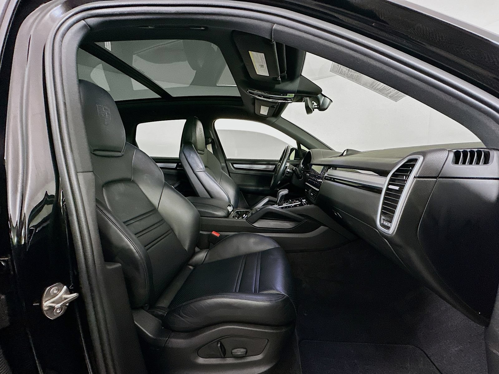 Used 2023 Porsche Cayenne AWD/4WD image 30
