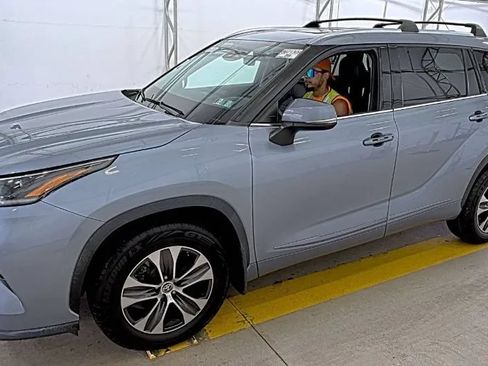 Used 2021 Toyota Highlander XLE AWD/4WD image 47