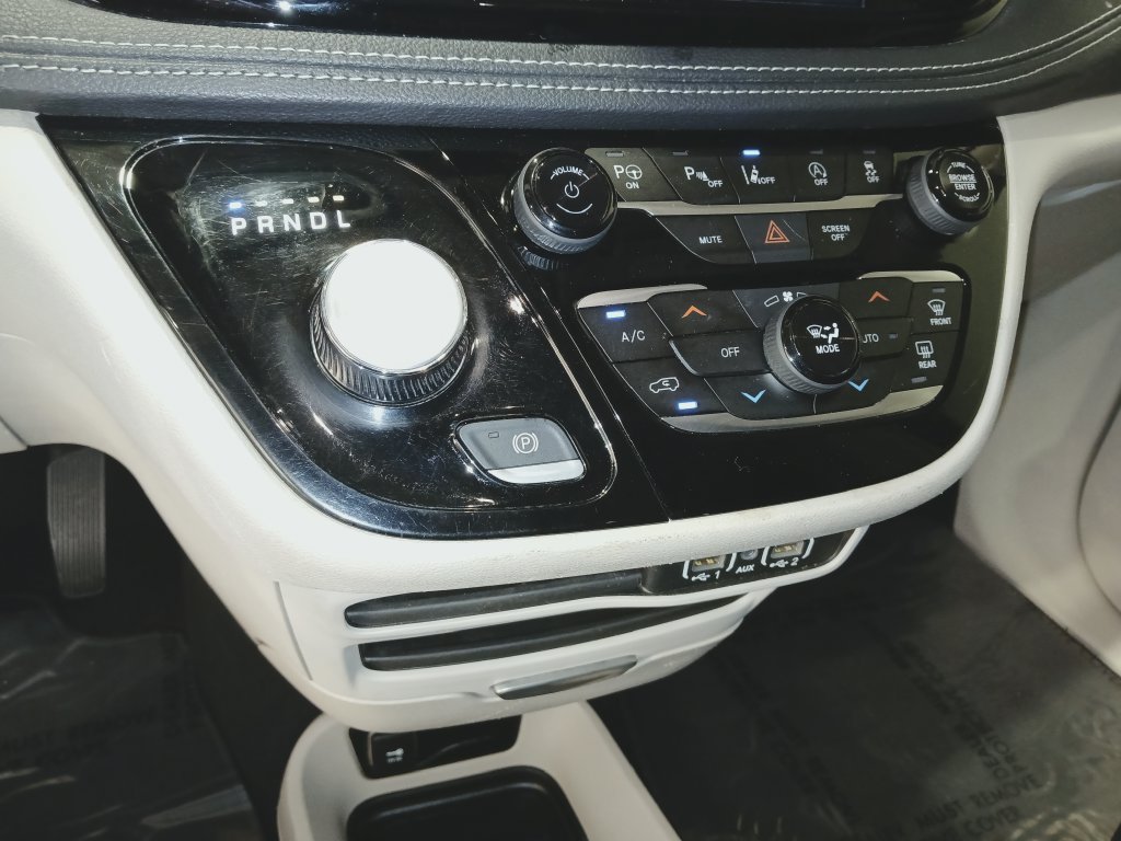 Used 2024 Chrysler Pacifica Touring-L FWD image 19