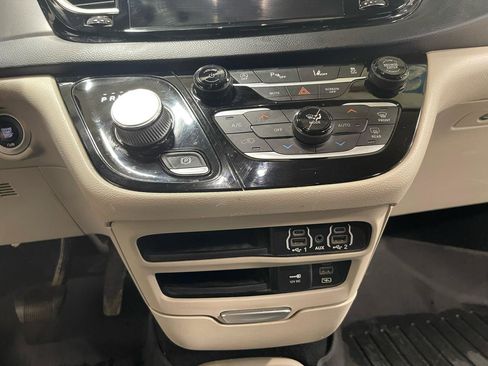 Used 2022 Chrysler Pacifica Touring-L image 19
