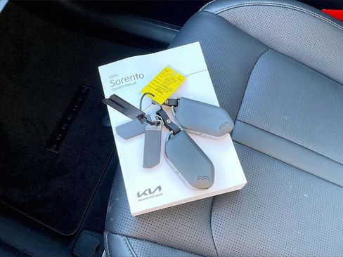 Used 2025 Kia Sorento S image 11