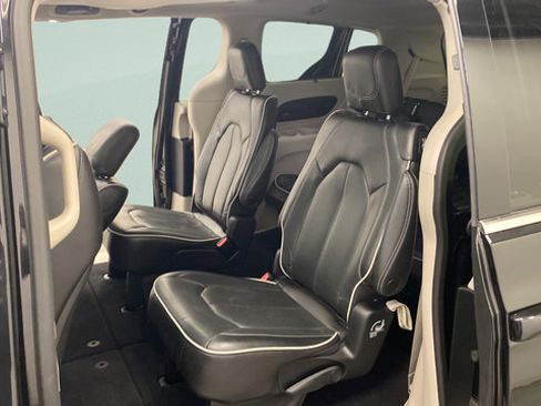 Used 2023 Chrysler Pacifica Limited AWD/4WD image 28