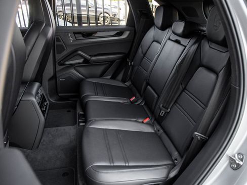 Certified 2025 Porsche Cayenne GTS AWD/4WD image 38