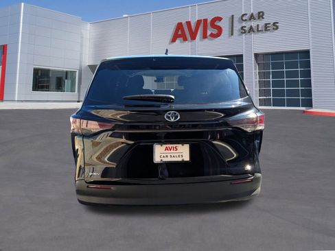 Used 2025 Toyota Sienna LE image 7