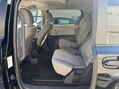 Used 2024 Toyota Sienna LE image 11