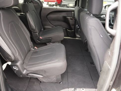 Used 2019 Chrysler Pacifica Touring Plus w/ S Appearance Package FWD image 17