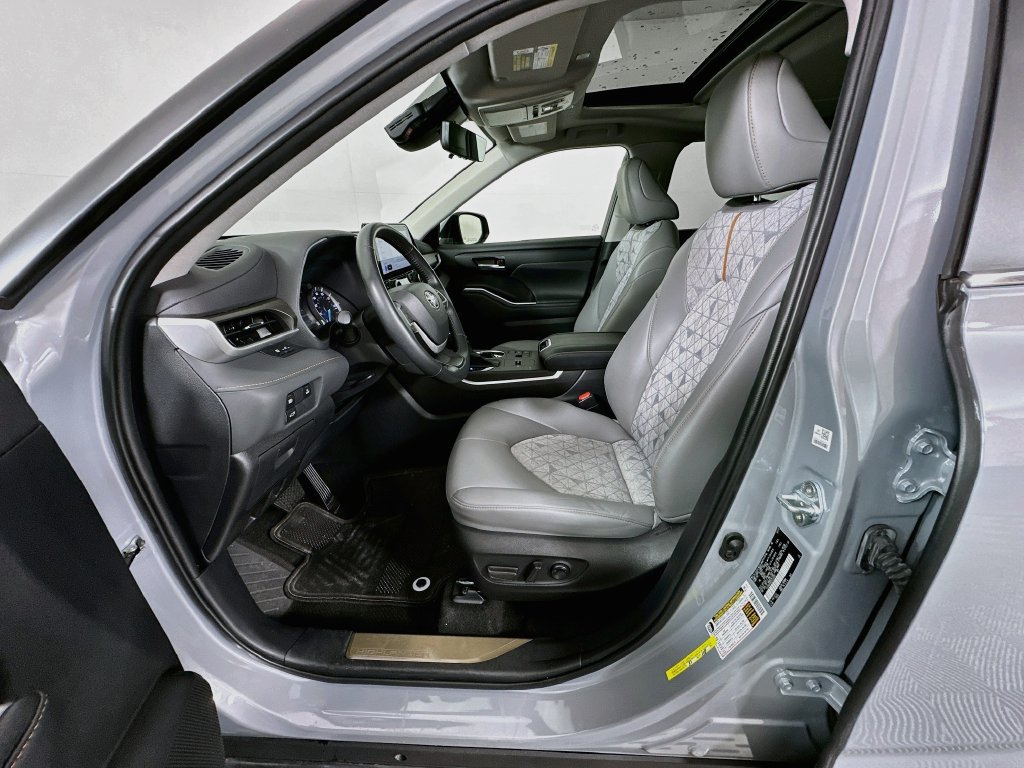 Used 2023 Toyota Highlander Bronze Edition FWD image 21
