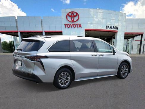 Certified 2023 Toyota Sienna XLE image 5