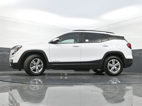 Used 2023 GMC Terrain SLE w/ Driver Convenience Package image 25