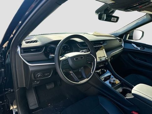 New 2025 Jeep Grand Cherokee Altitude image 10