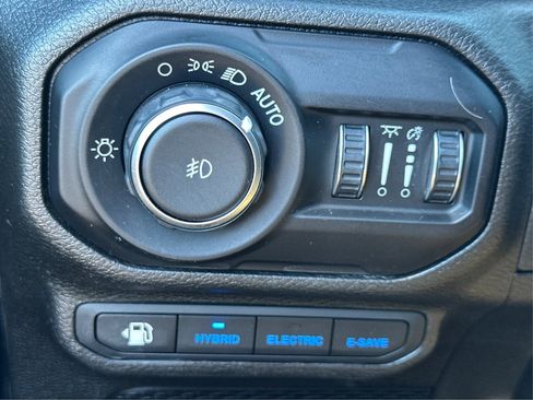 Used 2022 Jeep Wrangler Unlimited Sahara AWD/4WD image 22