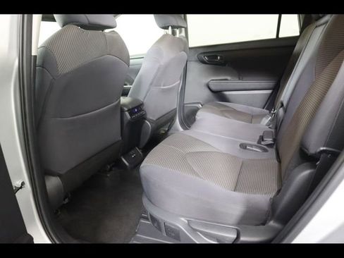 Used 2024 Toyota Highlander LE image 16