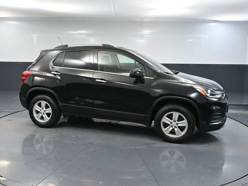 Used 2020 Chevrolet Trax LT w/ LT Convenience Package image 3