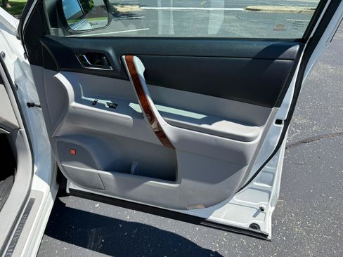 Used 2012 Toyota Highlander Limited w/ Tow Pkg FWD image 26