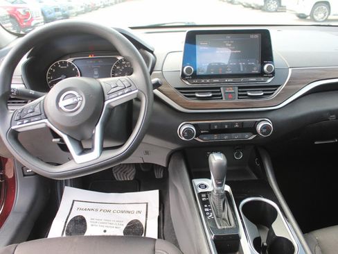 Used 2024 Nissan Altima 2.5 SV FWD image 13