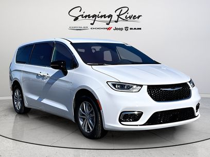 New 2026 Chrysler Pacifica Select