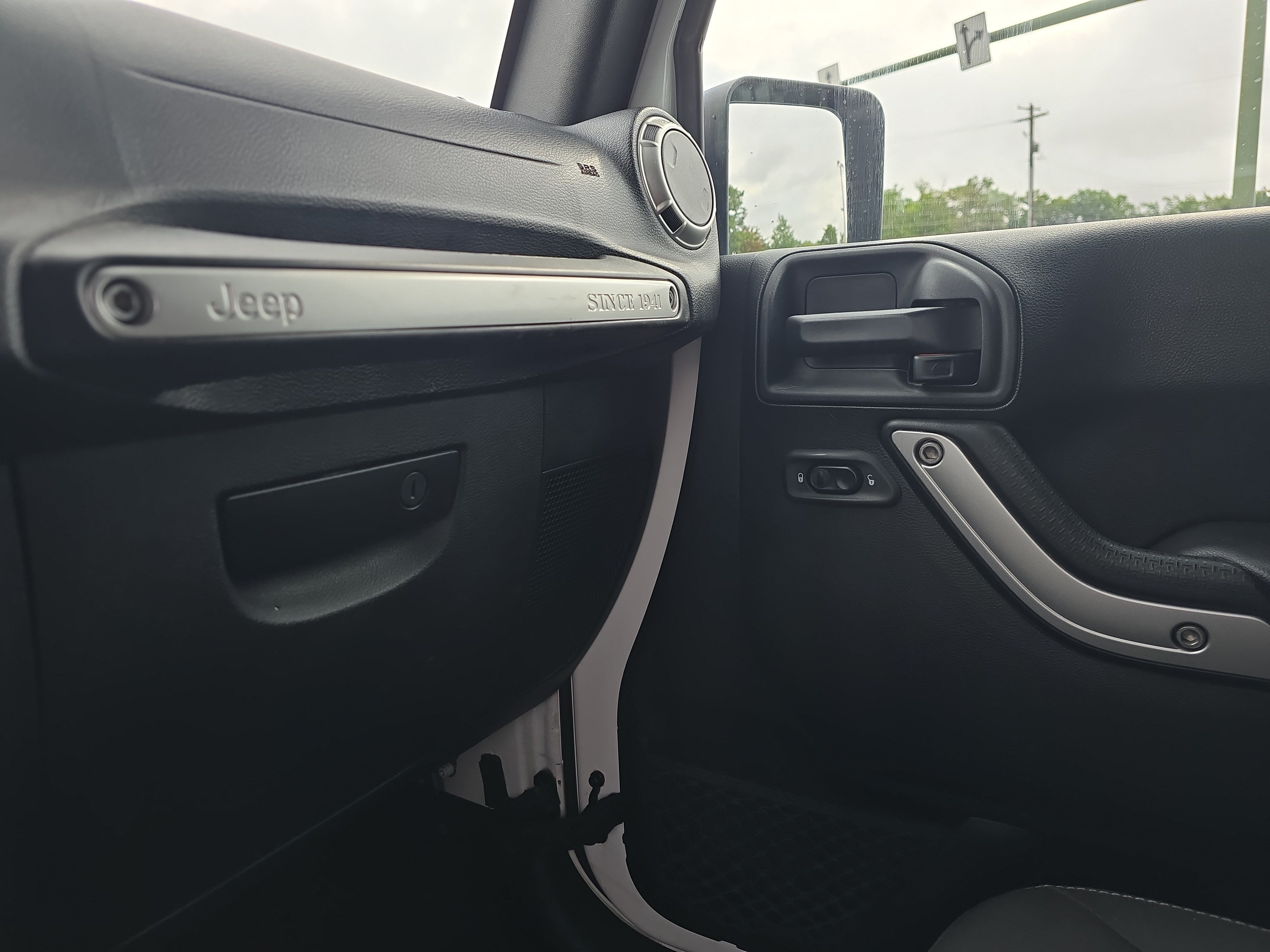 Used 2018 Jeep Wrangler Unlimited Sahara w/ Connectivity Group AWD/4WD image 27