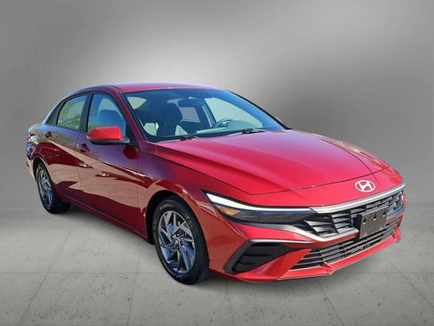 Used 2024 Hyundai Elantra SEL image 2