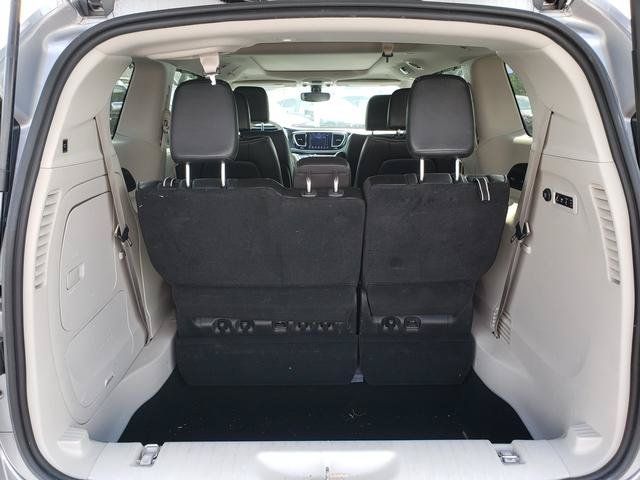 Used 2020 Chrysler Pacifica Limited w/ 8-pass Seating Package FWD image 9