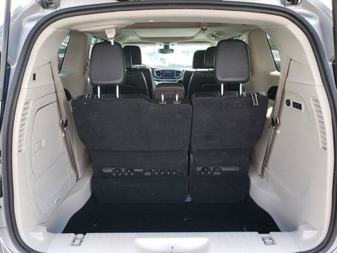 Used 2020 Chrysler Pacifica Limited w/ 8-pass Seating Package FWD image 9