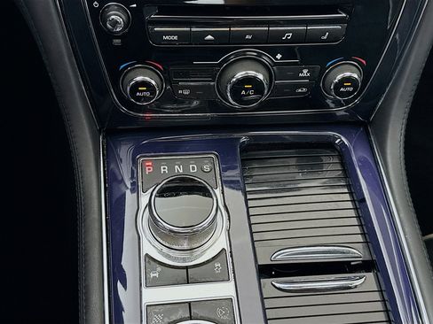 Used 2013 Jaguar XJ L Portfolio RWD image 18