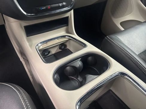 Used 2019 Dodge Grand Caravan SXT FWD image 19