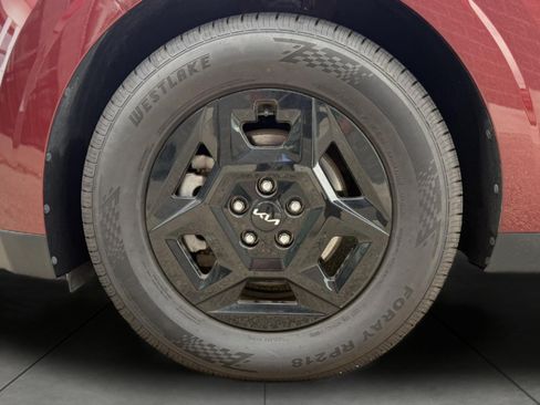 Used 2025 Kia Carnival FWD image 7