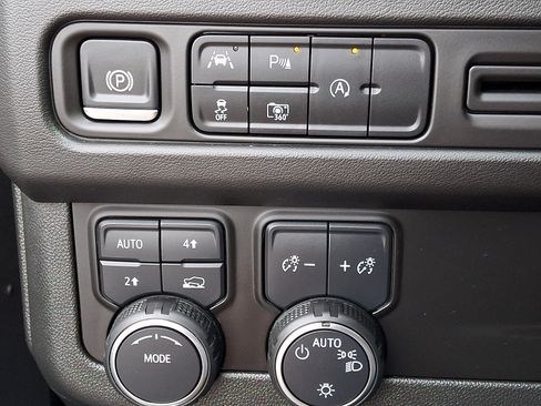 Used 2024 Chevrolet Suburban LT w/ Luxury Package AWD/4WD image 27